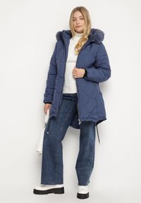 Born2be - Niebieska Klasyczna Kurtka z Pikowanymi Przeszyciami i Kapturem z Futerkiem Raffisa. Okazja: na co dzień. Kolekcja: plus size. Kolor: niebieski. Materiał: futro. Styl: klasyczny #7