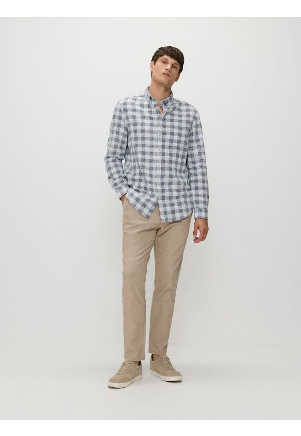 Reserved - Bawełniane spodnie chino - beżowy. Kolor: beżowy. Materiał: bawełna
