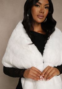 Renee - Białe Ponczo z Ozdobnym Futerkiem Cralinne. Kolor: biały. Materiał: futro #2