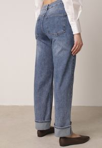 Born2be - Niebieskie Jeansy Bawełniane z Asymetrycznym Zapięciem i Wywiniętymi Nogawkami Ellenesta. Okazja: na co dzień, na spacer. Kolor: niebieski. Styl: casual, elegancki #5