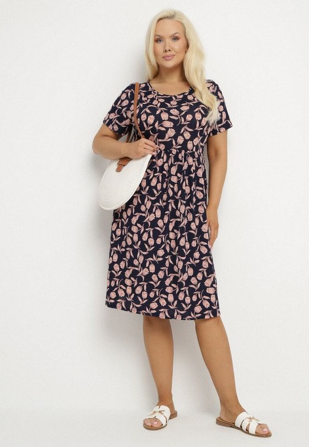 Born2be - Granatowa Sukienka w Kwiaty o Rozkloszowanym Kroju z Wiązanym Paskiem Folatra. Okazja: na co dzień. Kolor: niebieski. Wzór: kwiaty. Styl: elegancki, casual
