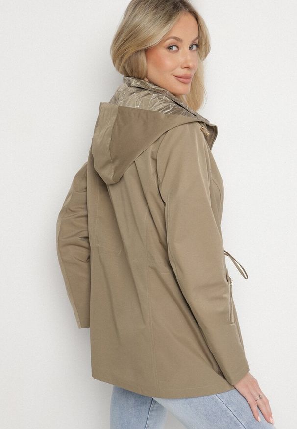 Born2be - Ciemnozielona Kurtka Parka Dwustronna z Odpinanym Kapturem Amoetta. Okazja: na co dzień. Kolor: zielony. Materiał: jeans. Wzór: gładki. Styl: elegancki, casual