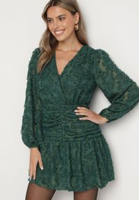 Born2be - Ciemnozielona Koronkowa Sukienka z Kopertowym Dekoltem i Marszczeniami Labisse. Kolor: zielony. Materiał: koronka. Typ sukienki: kopertowe. Styl: klasyczny #1
