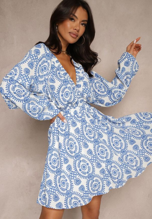 Renee - Niebieska Kopertowa Sukienka z Wzorem Etno Korretis. Okazja: na co dzień. Typ kołnierza: dekolt w kształcie V. Kolor: niebieski. Długość rękawa: długi rękaw. Wzór: kwiaty. Typ sukienki: kopertowe. Styl: etno
