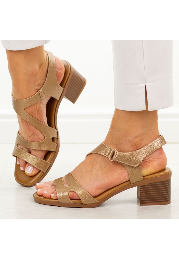 POTOCKI - Szampańskie sandały damskie na obcasie Potocki 30307. Okazja: na co dzień. Zapięcie: rzepy. Kolor: złoty. Materiał: skóra. Sezon: wiosna, lato. Obcas: na obcasie. Styl: elegancki, casual, wizytowy. Wysokość obcasa: średni