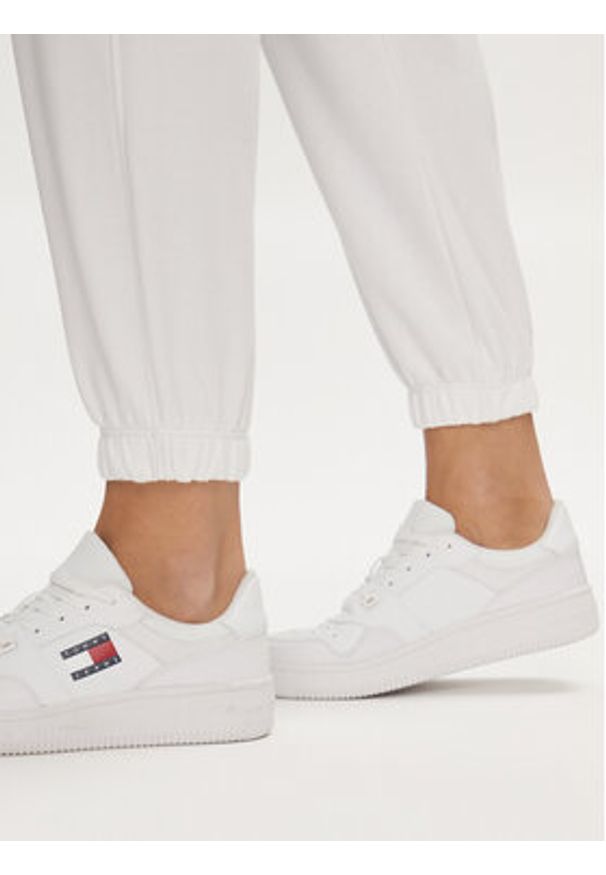 Tommy Jeans Spodnie dresowe Script DW0DW17771 Biały Relaxed Fit. Kolor: biały. Materiał: syntetyk, bawełna