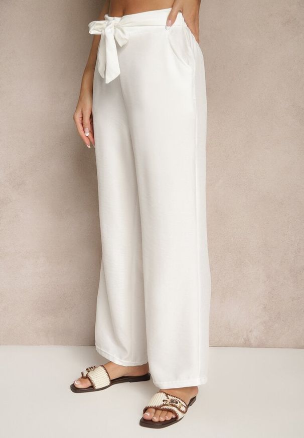 Renee - Jasnobeżowe Spodnie z Szeroką Nogawką i Gumką w Talii Zdobione Wiązaniem Mireniela. Okazja: na co dzień. Stan: podwyższony. Kolor: beżowy. Wzór: aplikacja. Styl: casual, elegancki