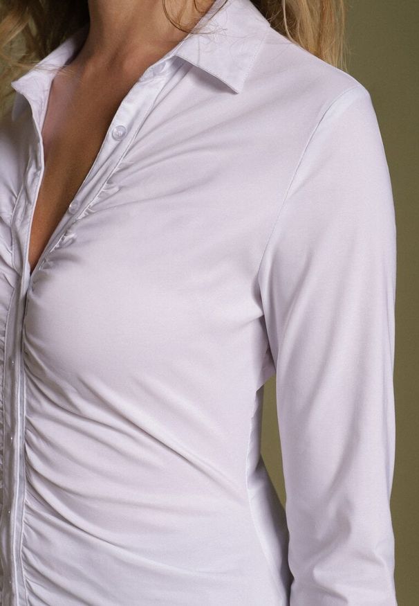 Born2be - Biała Marszczona Koszula z Bawełną Rolliena. Okazja: do pracy, na spotkanie biznesowe. Kolor: biały. Materiał: bawełna. Styl: biznesowy, elegancki