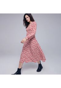Reserved - Sukienka z EcoVero™ - Różowy. Kolor: różowy #1