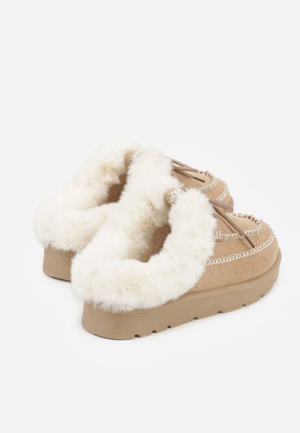 Born2be - Ciemnobeżowe Niskie Śniegowce z Ozdobnymi Przeszyciami i Futerkiem Ilwedela. Okazja: na co dzień. Kolor: beżowy. Materiał: futro. Sezon: zima. Styl: casual, klasyczny