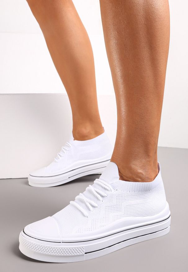 Born2be - Białe Trampki z Elastyczną Cholewką z Perforacją Ellivia. Okazja: na co dzień. Zapięcie: bez zapięcia. Kolor: biały. Szerokość cholewki: normalna. Styl: casual, klasyczny