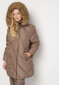 Born2be - Brązowa Kurtka z Asymetrycznym Pikowaniem i Kapturem z Futerkiem Ruvita. Okazja: na co dzień. Typ kołnierza: golf. Kolekcja: plus size. Kolor: brązowy. Materiał: futro. Styl: casual