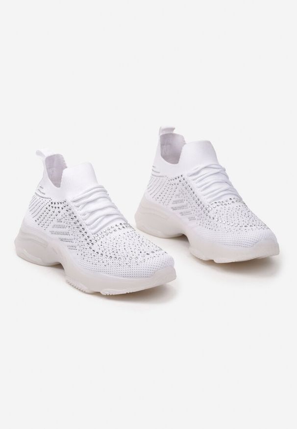 Born2be - Białe Płaskie Sneakersy Sznurowane z Perforacją i Cyrkoniami Orilila. Okazja: na spacer. Nosek buta: okrągły. Kolor: biały. Materiał: jeans. Wzór: aplikacja. Sezon: lato, wiosna. Sport: turystyka piesza