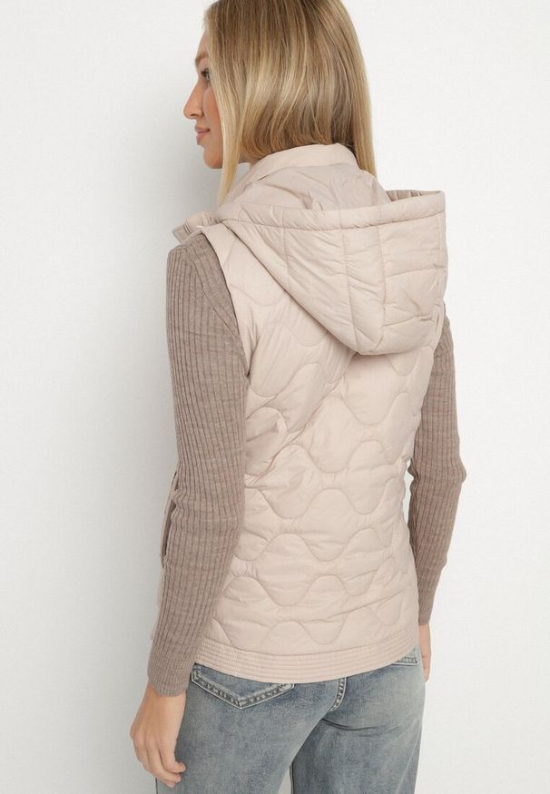 Born2be - Ciemnobeżowa Kamizelka z Odpinanym Kapturem Ozdobiona Pikowaniem Cirisse. Okazja: na co dzień, na spacer. Kolor: beżowy. Materiał: jeans. Wzór: aplikacja. Styl: klasyczny, casual, elegancki