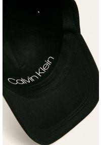 Calvin Klein - Czapka. Kolor: czarny. Materiał: tkanina, bawełna. Wzór: aplikacja #3