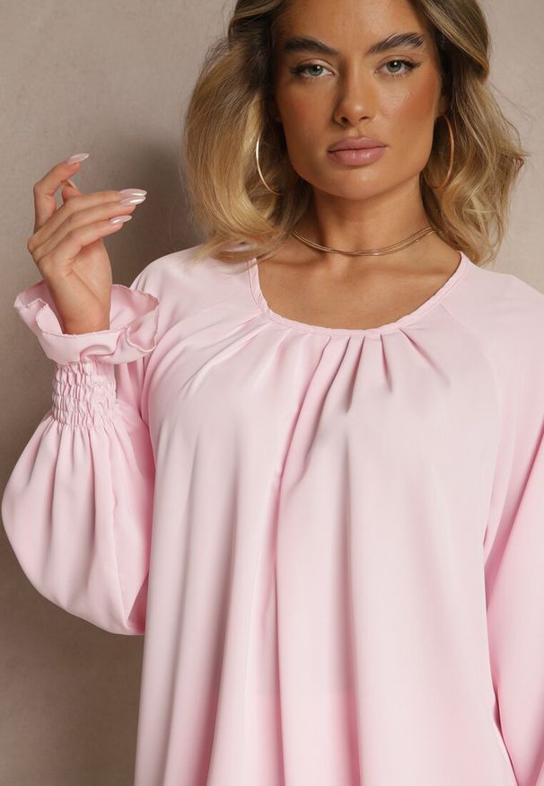 Renee - Różowa Bluzka Ozdobiona Marszczeniem Emirana. Okazja: na co dzień. Kolor: różowy. Materiał: jeans. Długość rękawa: długi rękaw. Długość: długie. Wzór: aplikacja. Styl: klasyczny, casual