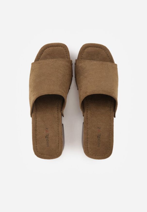 Renee - Zielone Klapki w Stylu Drewniaków z Nitami na Klockowym Obcasie Junikofa. Okazja: na co dzień. Kolor: zielony. Materiał: zamsz, koronka. Obcas: na obcasie. Styl: casual, rockowy. Wysokość obcasa: średni