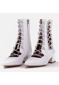 Marco Shoes Plecione botki z rzemykiem białe. Kolor: biały #3
