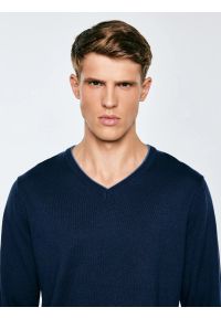 Big-Star - Sweter męski granatowy Vason 403. Typ kołnierza: dekolt w kształcie V. Kolor: niebieski. Materiał: dzianina, jeans, materiał. Styl: sportowy, klasyczny