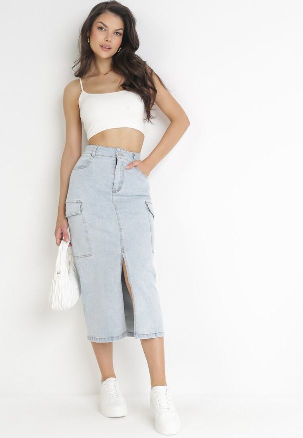 Born2be - Jasnoniebieska Spódnica Midi Jeansowa z Szerokimi Kieszeniami Carlana. Okazja: na co dzień. Kolor: niebieski. Materiał: jeans. Styl: klasyczny, elegancki, casual