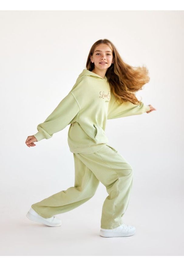 Reserved - Spodnie dresowe - jasnozielony. Kolor: zielony. Materiał: dresówka