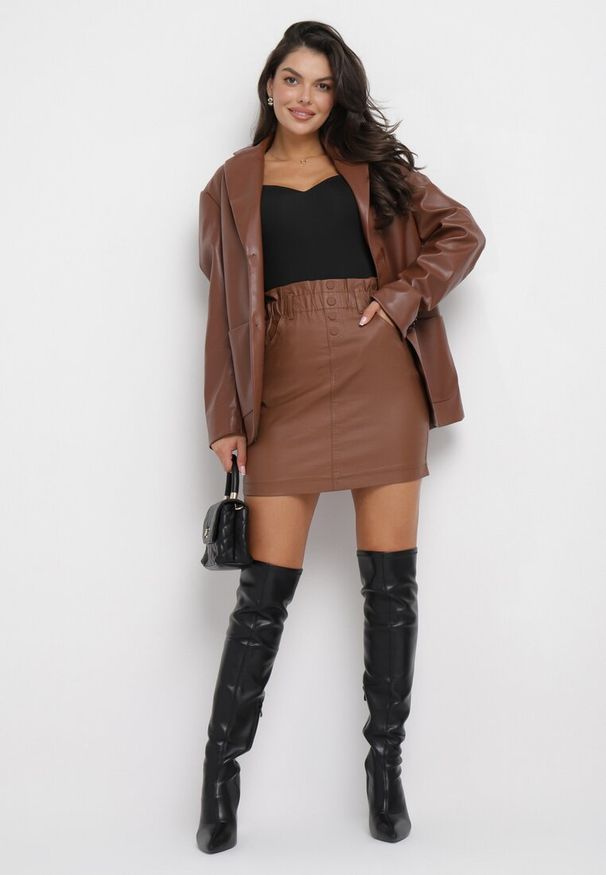 Born2be - Brązowa Spódnica Mini z Marszczoną Talią z Imitacji Skóry Valma. Okazja: na co dzień. Kolor: brązowy. Materiał: skóra. Styl: casual, elegancki