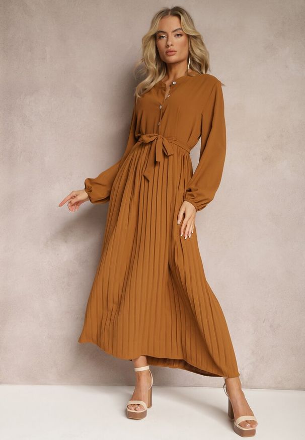 Renee - Brązowa Rozkloszowana Sukienka Maxi Plisowana Wiązana w Pasie Terilla. Kolor: brązowy. Materiał: materiał. Typ sukienki: koszulowe. Długość: maxi