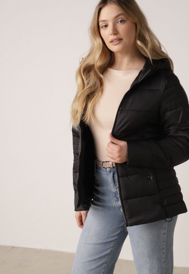 Born2be - Czarna Kurtka Pikowana na Sezon Pzejściowy z Kapturem Zinnitha. Okazja: na co dzień. Typ kołnierza: kaptur. Kolor: czarny. Materiał: dresówka, nylon. Styl: casual