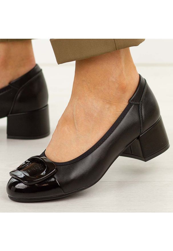 POTOCKI - Czarne czółenka damskie na obcasie Potocki 12807. Okazja: na ślub cywilny, na wesele, na imprezę. Nosek buta: okrągły. Kolor: czarny. Szerokość cholewki: normalna. Wzór: aplikacja. Materiał: skóra. Sezon: wiosna, jesień, lato. Obcas: na obcasie. Styl: elegancki, klasyczny, wizytowy. Wysokość obcasa: niski