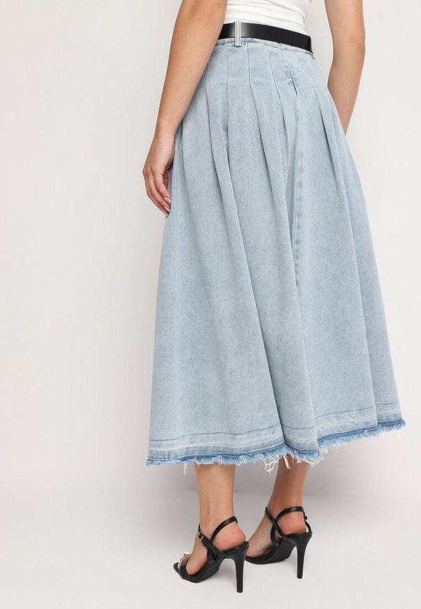 Born2be - Jasnoniebieska Spódnica Jeansowa Rozkloszowana z Paskiem z Ekoskóry Nalier. Okazja: na co dzień. Kolor: niebieski. Materiał: jeans. Styl: elegancki, casual