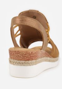 Born2be - Jasnobrązowe Sandały na Koturnie z Marszczoną Cholewką i Metaliczną Aplikacją Teodlar. Zapięcie: bez zapięcia. Kolor: brązowy. Materiał: jeans, len. Wzór: aplikacja. Sezon: lato. Obcas: na koturnie. Styl: boho. Wysokość obcasa: średni #8