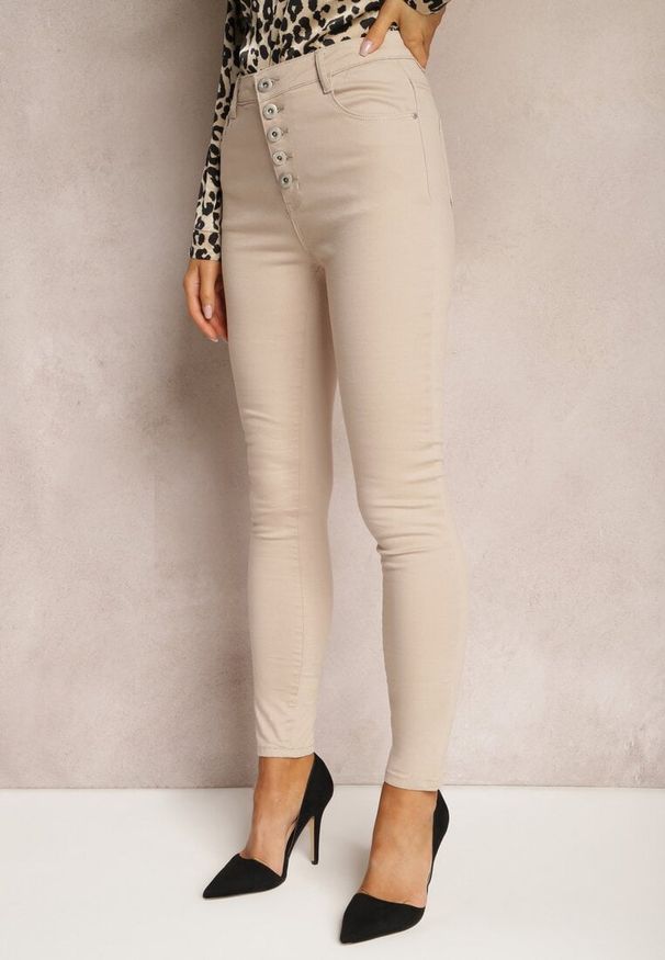Renee - Beżowe Spodnie Skinny Winvienne. Stan: podwyższony. Kolor: beżowy. Długość: długie. Wzór: ażurowy