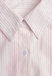 Born2be - Różowa Koszula z Bawełną w Paski Ozdobiona Haftem Sercem Sewriva. Okazja: na co dzień. Typ kołnierza: kołnierzyk klasyczny. Kolor: różowy. Materiał: bawełna. Wzór: aplikacja, haft, paski. Styl: casual, klasyczny #3