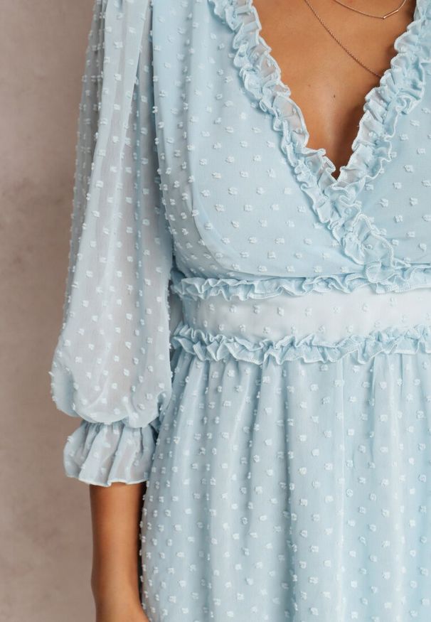 Renee - Jasnoniebieska Sukienka Thelaia. Typ kołnierza: kołnierz z falbankami. Kolor: niebieski. Materiał: tkanina. Typ sukienki: rozkloszowane, kopertowe. Styl: wizytowy. Długość: mini