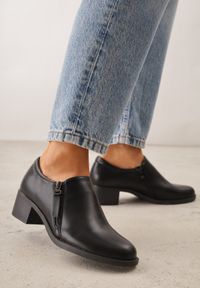 Born2be - Czarne Półbuty na Słupku z Suwakiem Oventtia. Kolor: czarny. Materiał: jeans. Obcas: na słupku. Styl: elegancki. Wysokość obcasa: średni #1