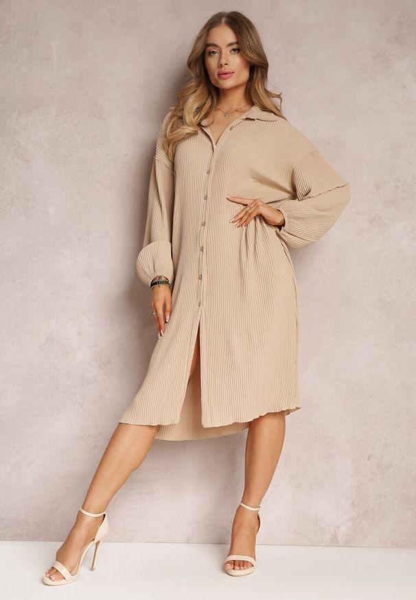 Renee - Beżowa Plisowana Sukienka Midi z Kołnierzem i Guzikami Danitza. Kolor: beżowy. Sezon: jesień, wiosna. Typ sukienki: koszulowe. Długość: midi