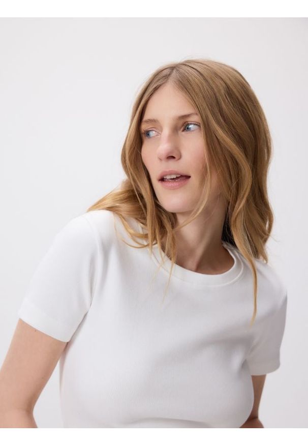 Reserved - T-shirt w prążek - złamana biel. Materiał: dzianina, bawełna. Wzór: prążki