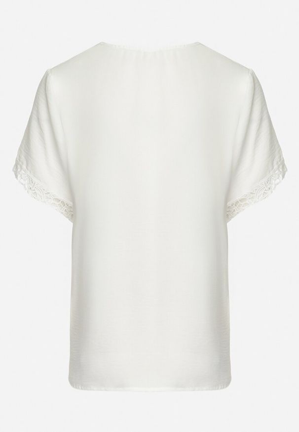 Born2be - Biała Bluzka z Siateczkowymi Wstawkami o Luźnym Fasonie Sylvina. Okazja: na co dzień. Kolor: biały. Styl: casual