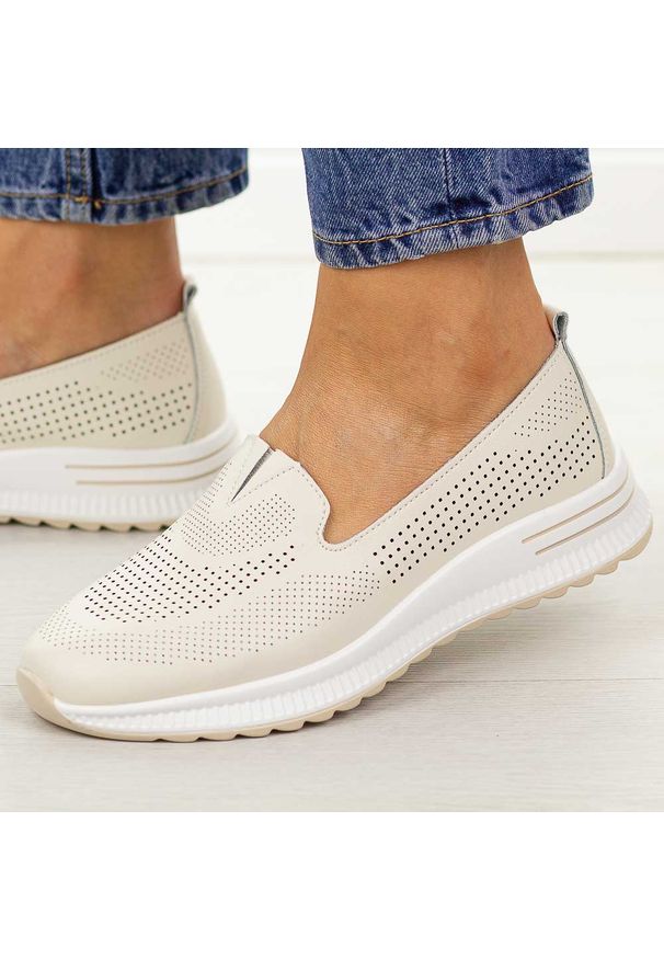 Beżowe ażurowe skórzane półbuty damskie Filippo Dp7611/26. Okazja: na co dzień, na spacer. Nosek buta: okrągły. Zapięcie: bez zapięcia. Kolor: beżowy. Szerokość cholewki: normalna. Wzór: ażurowy. Materiał: skóra. Sezon: wiosna, lato, jesień. Styl: elegancki, casual, klasyczny, sportowy