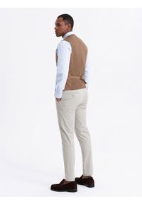 Ombre Clothing - Kamizelka męska garniturowa bez klap - karmelowa V1. Materiał: tkanina, poliester. Wzór: gładki, jednolity. Styl: elegancki #8
