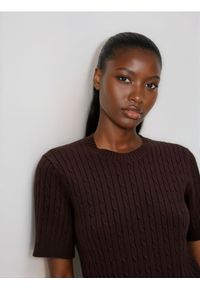Reserved - Sweter ze strukturalnym splotem - ciemnobrązowy. Kolor: brązowy. Materiał: dzianina, wiskoza. Wzór: ze splotem