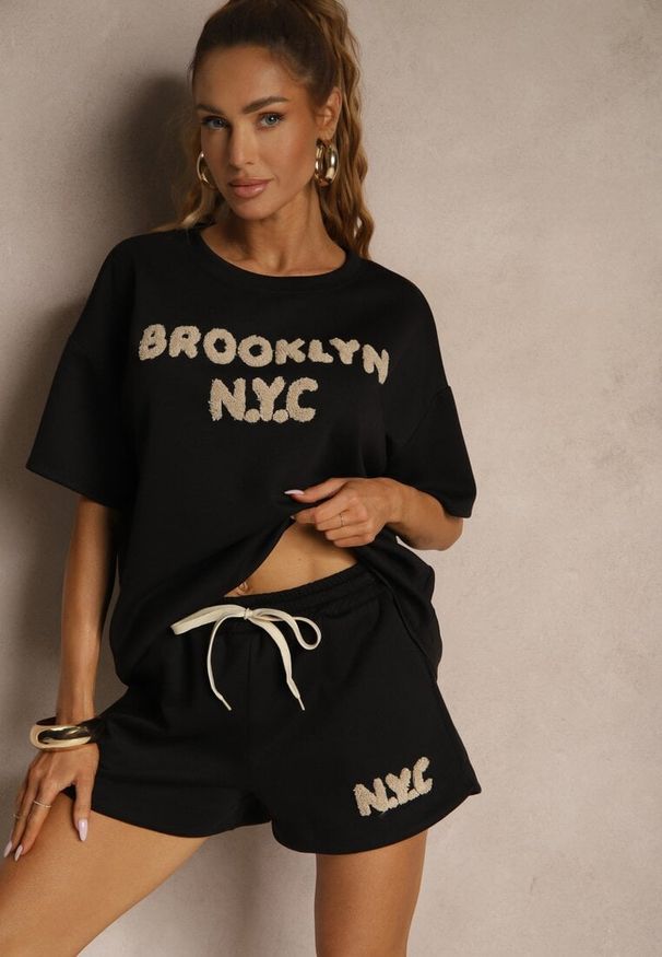 Renee - Czarny Komplet z Wiskozą o Fasonie Oversize T-shirt i Szorty Lirafina. Kolor: czarny. Materiał: wiskoza