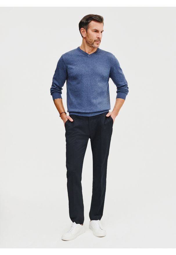 Pako Lorente - PAKO LORENTE – Niebieski męski sweter w serek. Typ kołnierza: dekolt w serek. Kolor: niebieski, czerwony. Materiał: bawełna. Sezon: wiosna