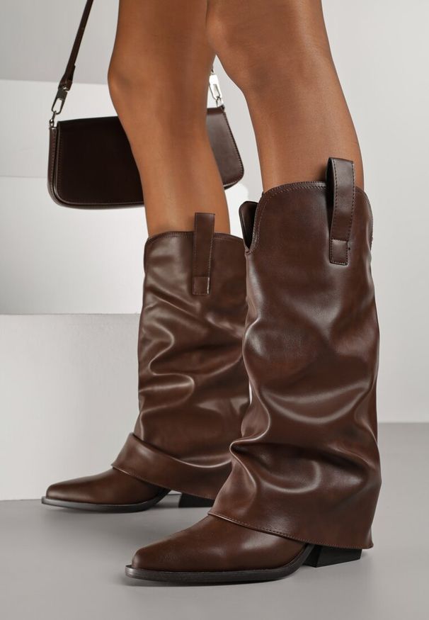 Renee - Ciemnobrązowe Kozaki Kowbojki na Stożku z Wywiniętą Marszczoną Cholewką Escana. Okazja: na co dzień. Kolor: brązowy. Materiał: jeans. Szerokość cholewki: normalna. Obcas: na stożku. Styl: boho, casual