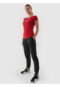 4f - T-shirt regular z nadrukiem damski. Kolor: czerwony. Materiał: bawełna, elastan. Wzór: nadruk