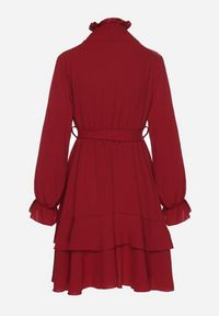 Born2be - Bordowa Sukienka z Falbanami i Marszczonym Golfem z Dodatkowym Wiązanym Paskiem Savelina. Okazja: na imprezę. Typ kołnierza: golf. Kolor: czerwony. Typ sukienki: rozkloszowane. Styl: elegancki, klasyczny #2