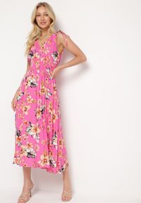 Born2be - Różowa Sukienka w Kwiaty z Gumką w Pasie i Kopertowym Dekoltem Ściągana na Ramionach Saseria. Kolor: różowy. Wzór: kwiaty. Sezon: lato. Typ sukienki: kopertowe #4