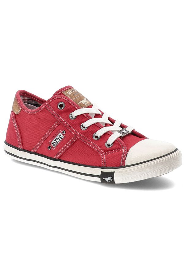 Czerwone Trampki Mustang Płaskie Obuwie Unisex. Okazja: na co dzień. Zapięcie: pasek. Kolor: czerwony. Materiał: materiał, jeans, guma. Sezon: lato. Styl: klasyczny, elegancki, casual