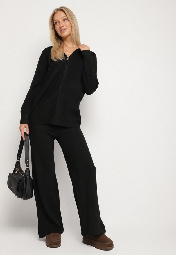 Born2be - Czarny Komplet Dzianinowy z Wełną Bluza z Kapturem i Szerokie Spodnie Otisela. Kolor: czarny. Materiał: dzianina, wełna. Sport: turystyka piesza