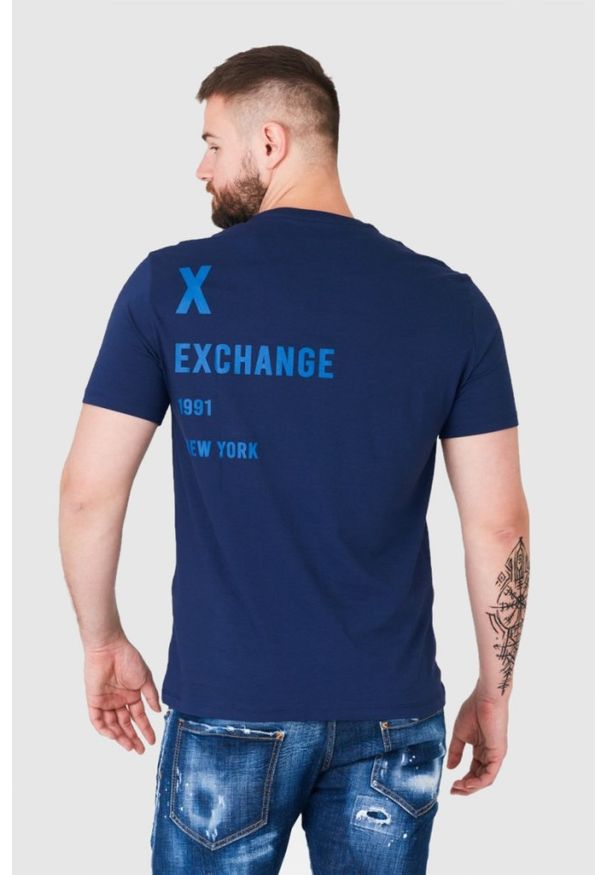 Armani Exchange - ARMANI EXCHANGE Granatowy t-shirt męski z niebieskim logo, Rozmiar M. Kolor: niebieski. Materiał: prążkowany. Wzór: nadruk